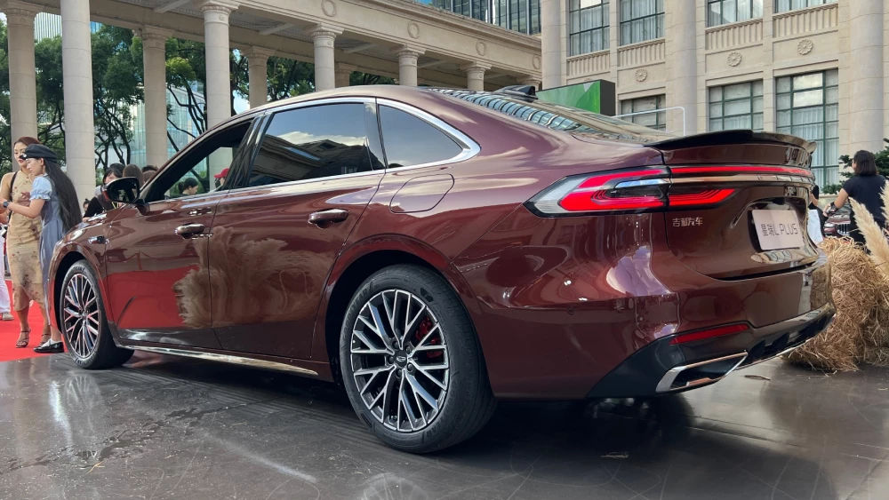 В Китае дебютировал флагманский седан Geely Preface L Plus