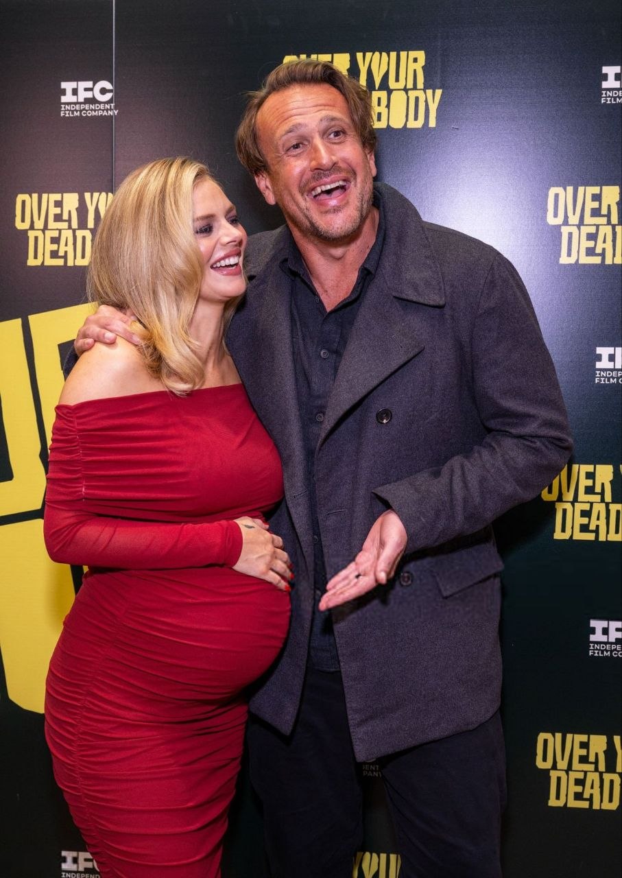 Джейсон Сигел и Самара Уивинг на премьере триллера «Опасные отношения»