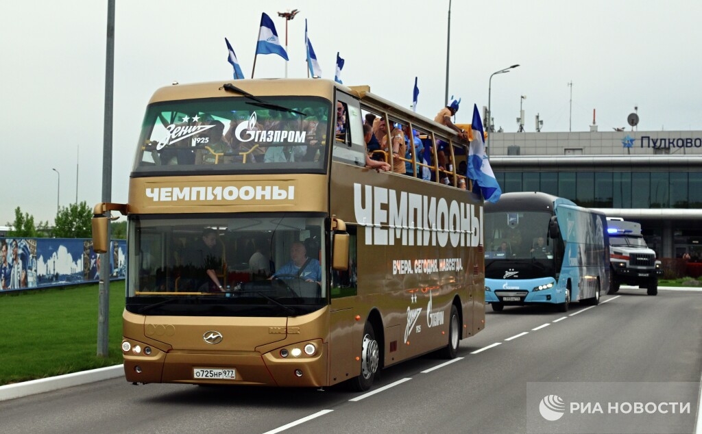 «Зенит» празднует чемпионство: автобус с кубком едет по улицам Петербурга