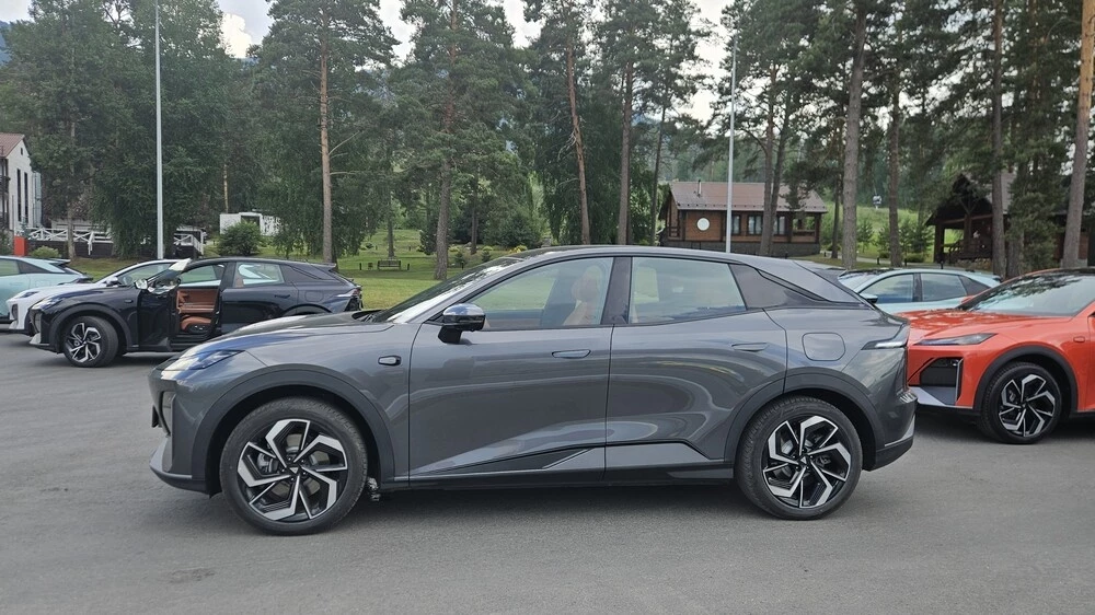 Гибрид Deepal S07: итальянский стиль, задний привод и уникальный «экран-подсолнух»