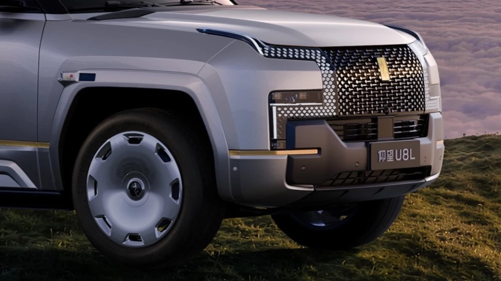 BYD YangWang U8L получил четырехместную версию Snowcrest Edition за 21 млн рублей