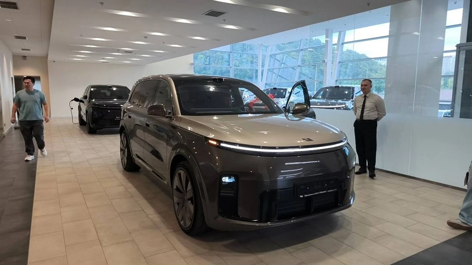 В России стартовали продажи нового Li Auto L9 Livis: цена от 12,5 млн рублей