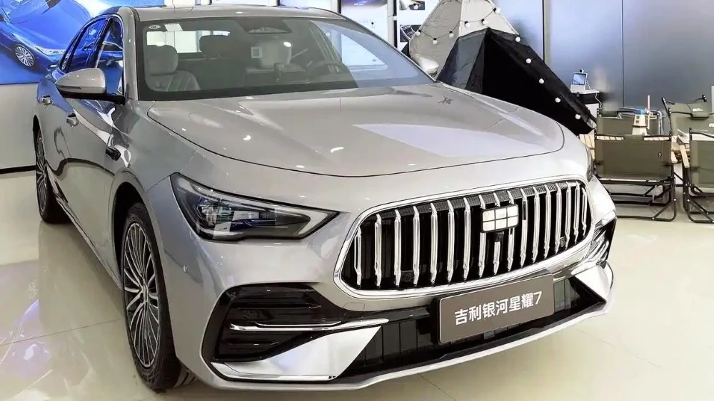 Geely Galaxy Starshine 7: полноприводный гибрид появился у дилеров
