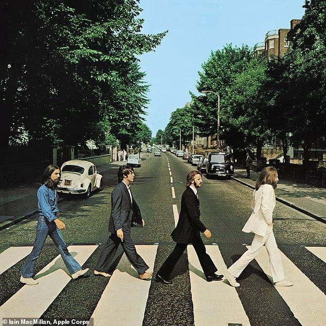 В Лондоне воссоздали легендарную обложку The Beatles для байопиков