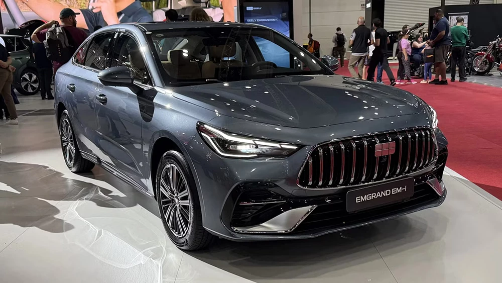 Geely представила два новых гибрида для мирового рынка