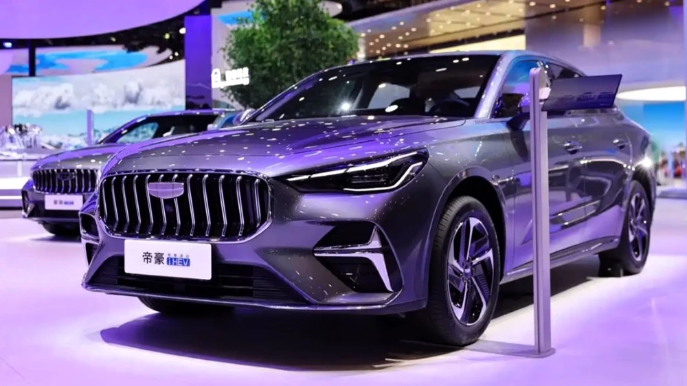 Geely Emgrand i-HEV: гибридный седан за 940 тысяч рублей вышел на рынок Китая