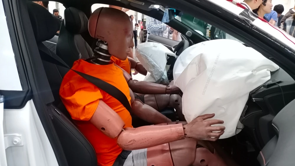 Changan разбила Deepal S07 в краш-тесте: проверка подушек безопасности