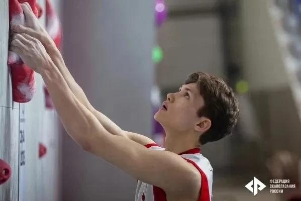 Петр Земляков завоевал золото чемпионата Европы по скалолазанию