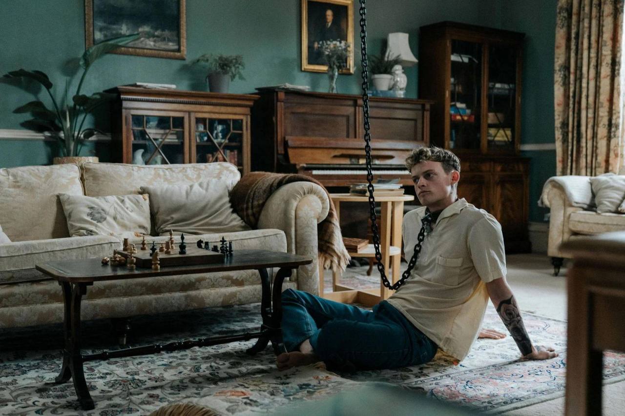 В прокат вышел триллер «На цепи» о перевоспитании молодого хулигана