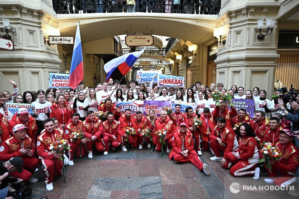 Российские паралимпийцы провели встречу с болельщиками на Красной площади
