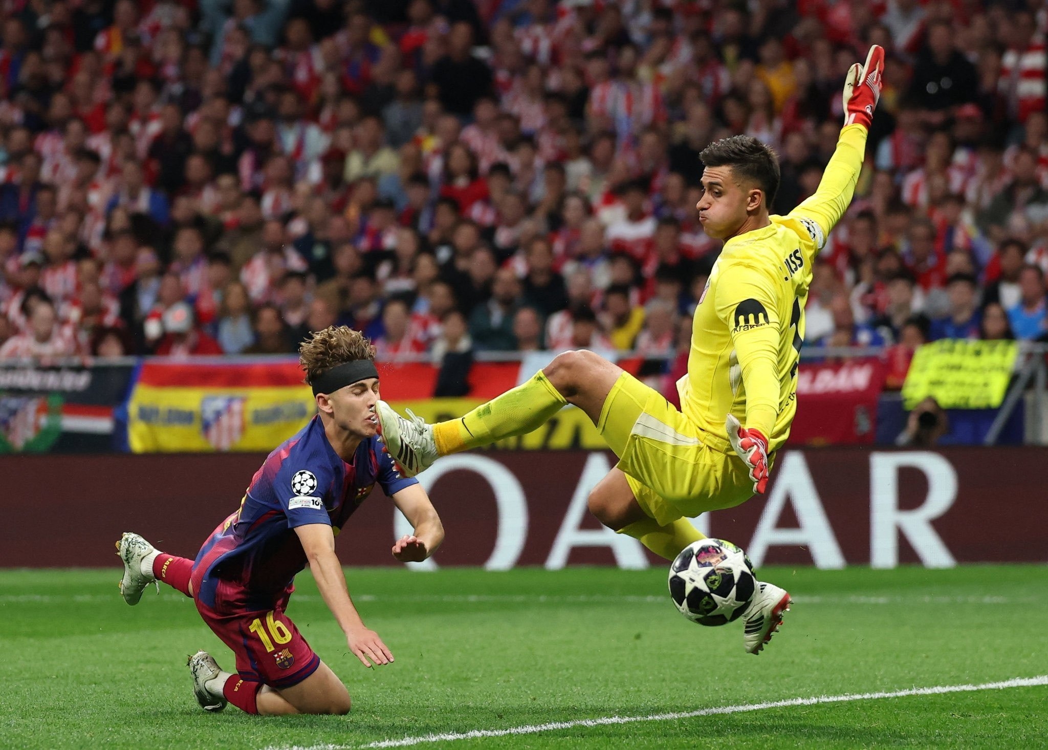 Вратарь «Атлетико» травмировал игрока «Барселоны» в матче ЛЧ