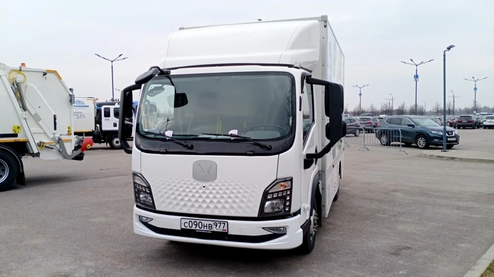 На форуме в Петербурге представили новые электромобили Umo 5 и фургоны Sova