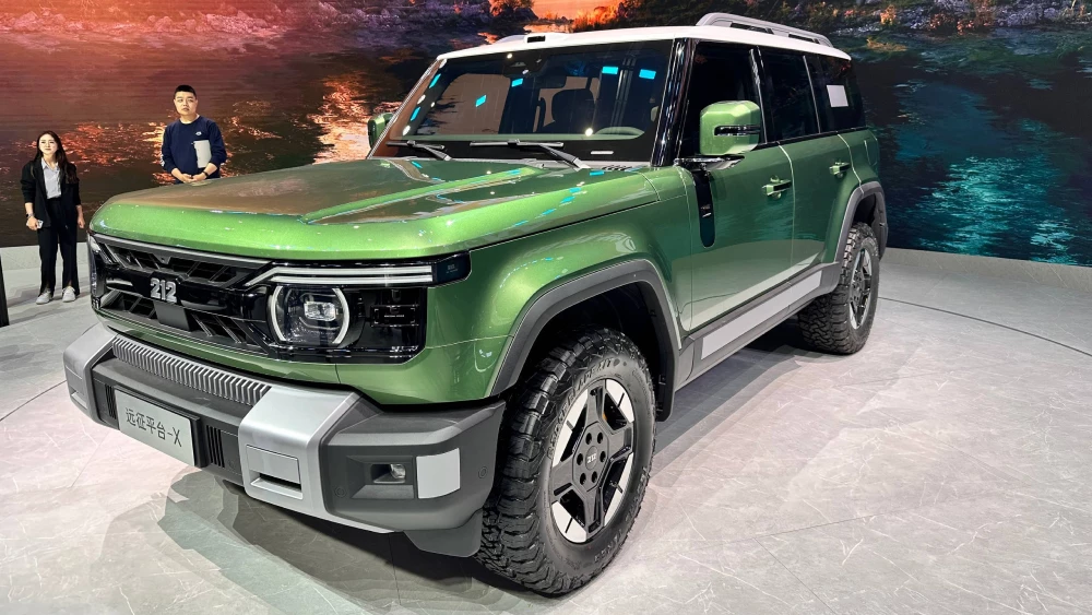 BAW 212 T02: гибридный внедорожник мощностью 422 л.с. и салон раскрыты