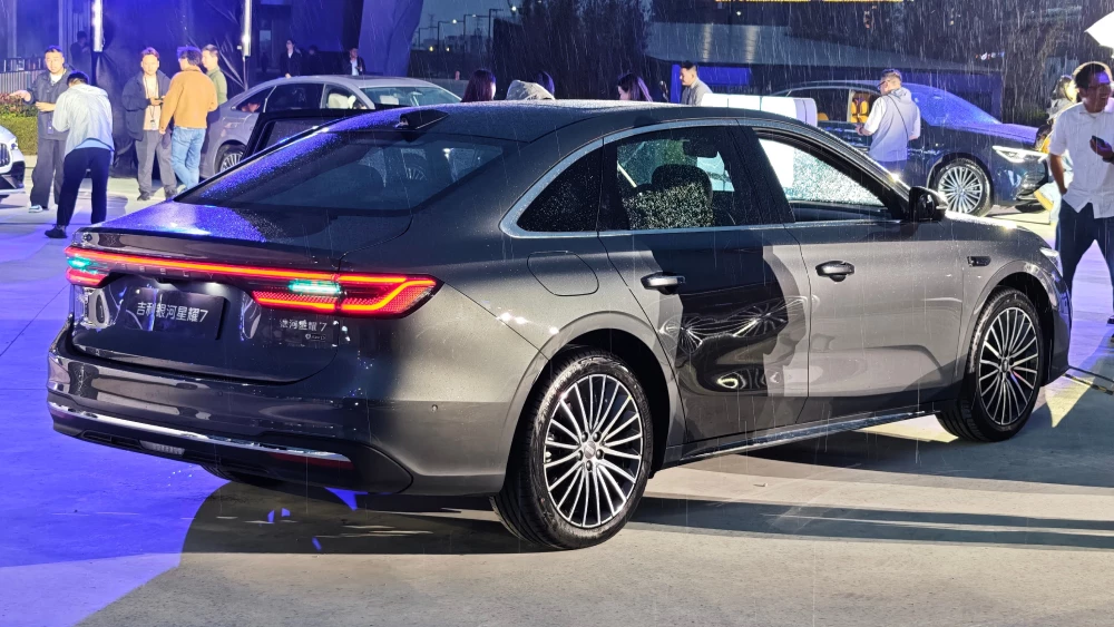 Geely представила цены на гибридный седан Starshine 7