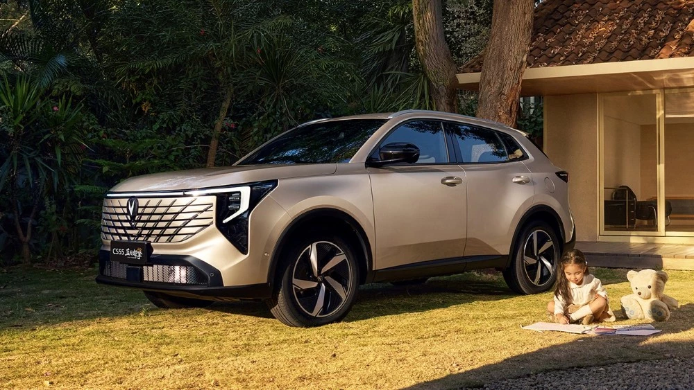 Changan CS55 Plus HEV: гибридная версия кроссовера Uni-S вышла на рынок Китая