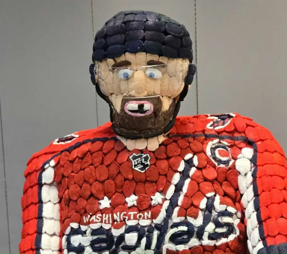 Скульптуру Овечкина создали из маршмеллоу в США