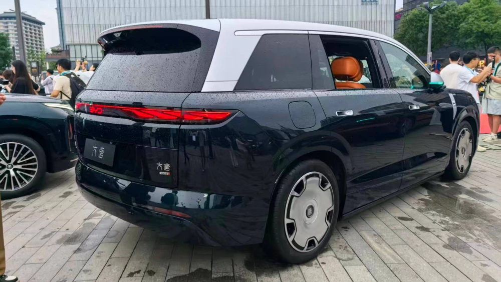 В Китае стартовали продажи флагманского кроссовера BYD Datang с запасом хода до 1000 км