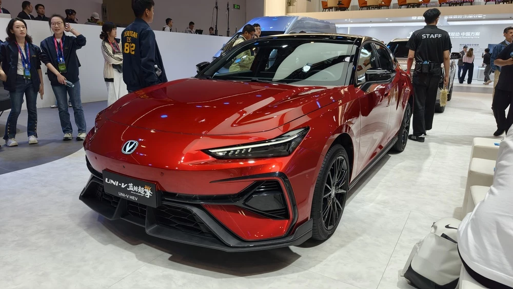 Первое знакомство с гибридным лифтбэком Changan Uni-V HEV: эмоции и практичность