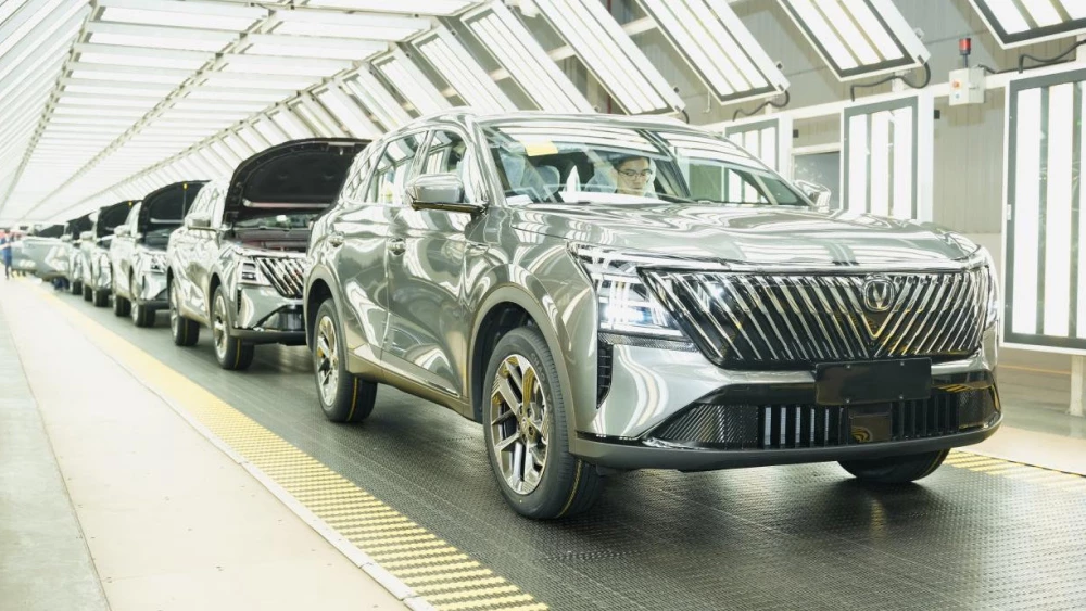 Changan начал продажи двух традиционных гибридов в Китае: кроссовер и седан